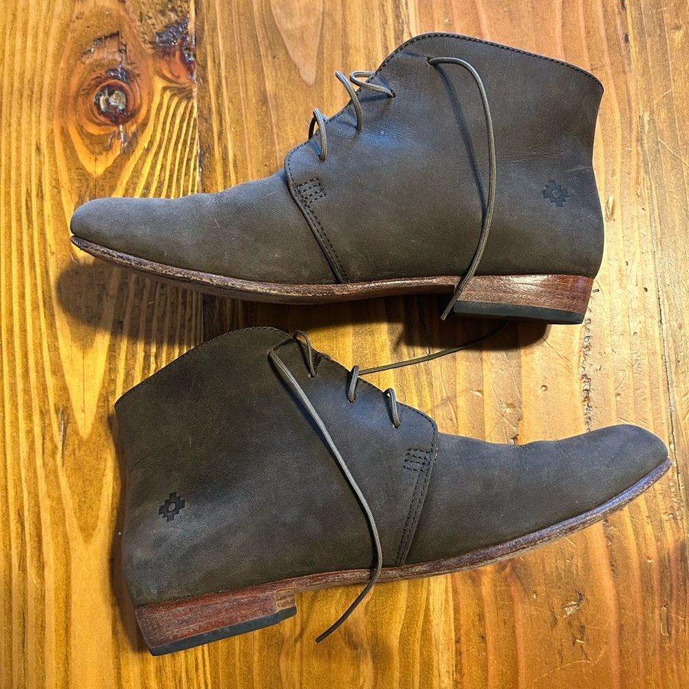 Nisolo Isla Chukka Boots size 7.5